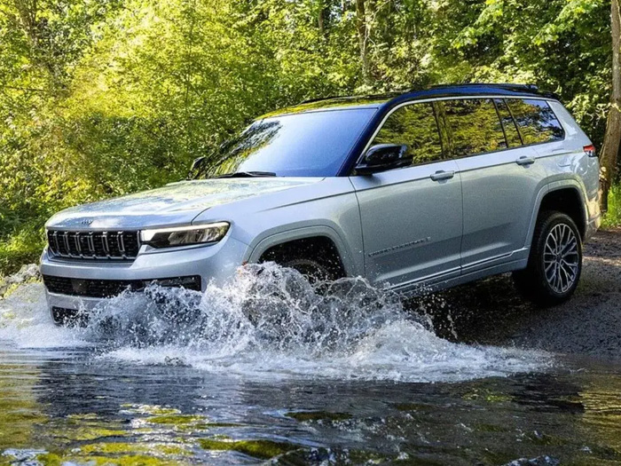 Xe Jeep 7 chỗ Grand Cherokee tại Việt Nam: Thông số và khả năng offroad