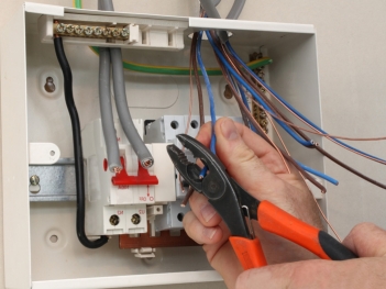 Cầu chì mắc vào dây nào của nguồn điện? Cách nối dây vào cầu chì